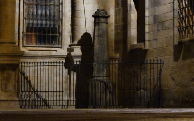 La sombra del Peregrino en la Plaza de la Quintana (Santiago)