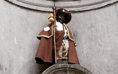 El Manneken Pis desfila por las calles de Bruselas vestido de peregrino